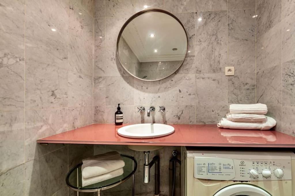 Charmant Appartement Au Coeur De Paris Luaran gambar